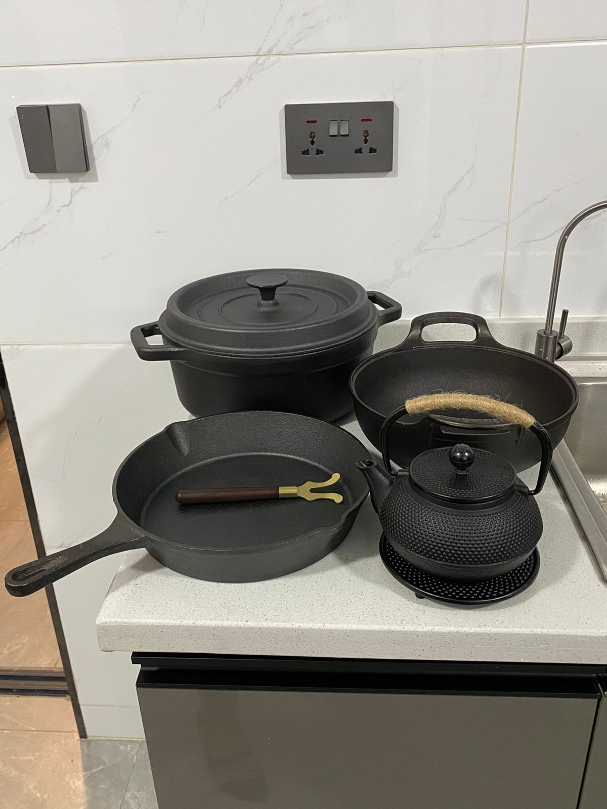 Heavy duty cast iron cookware set