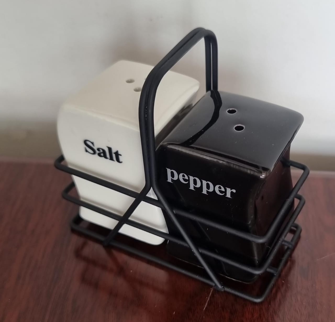 M1 salt and pepper shaker pot in black metal rack