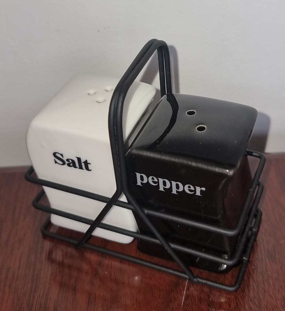 M1 salt and pepper shaker pot in black metal rack