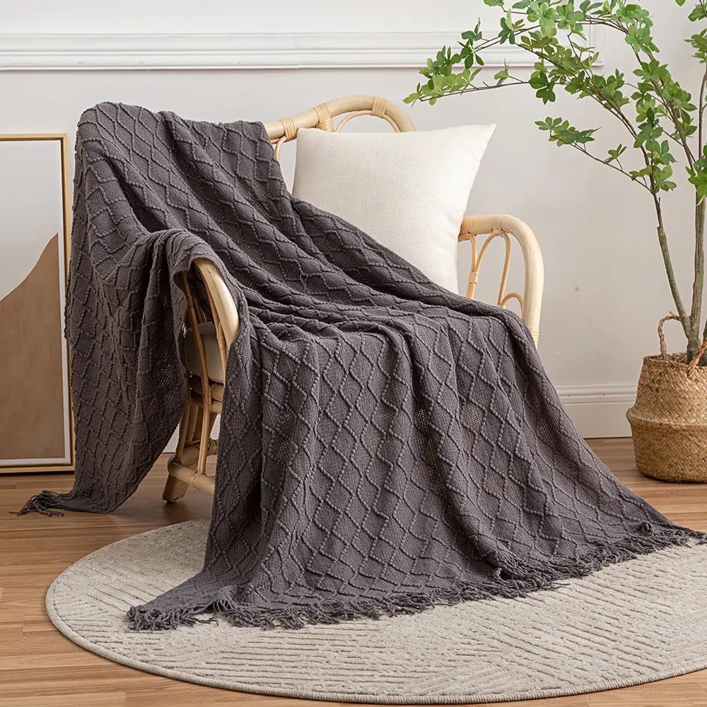 Knitted Throw Blanket With Tassel