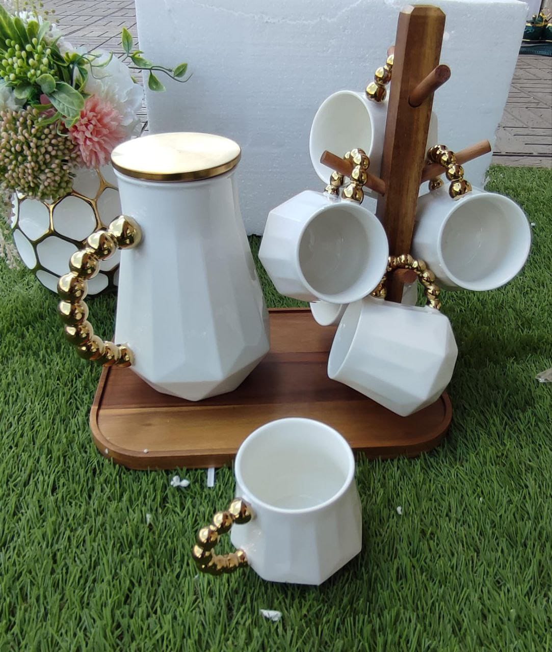 Luxurious tea set with golden handle