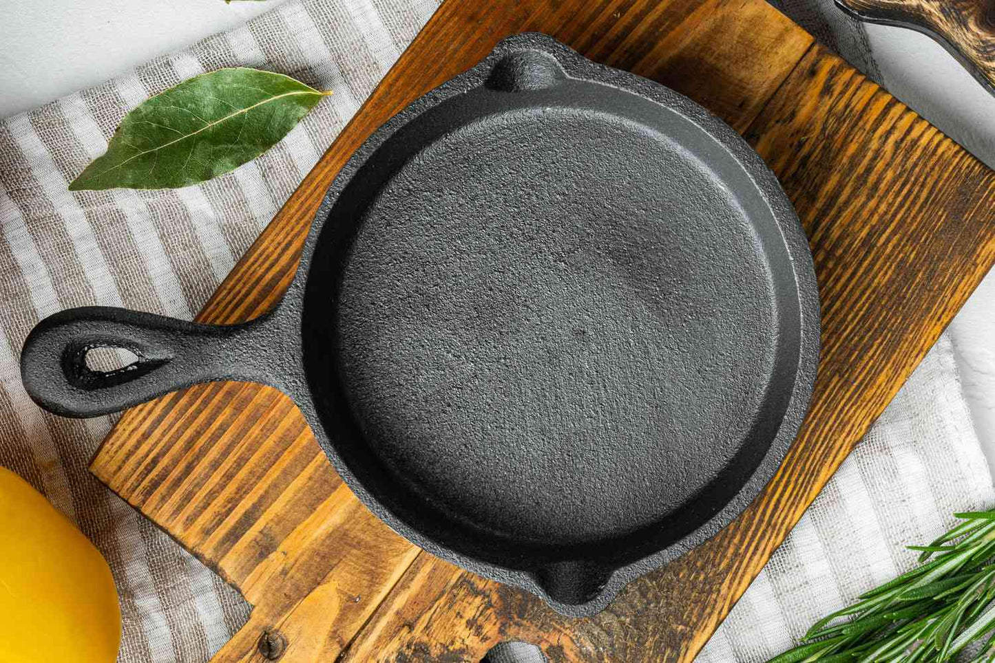 Cast Iron Skillet Frying Pan – Oven Safe Grill Cookware 26CM