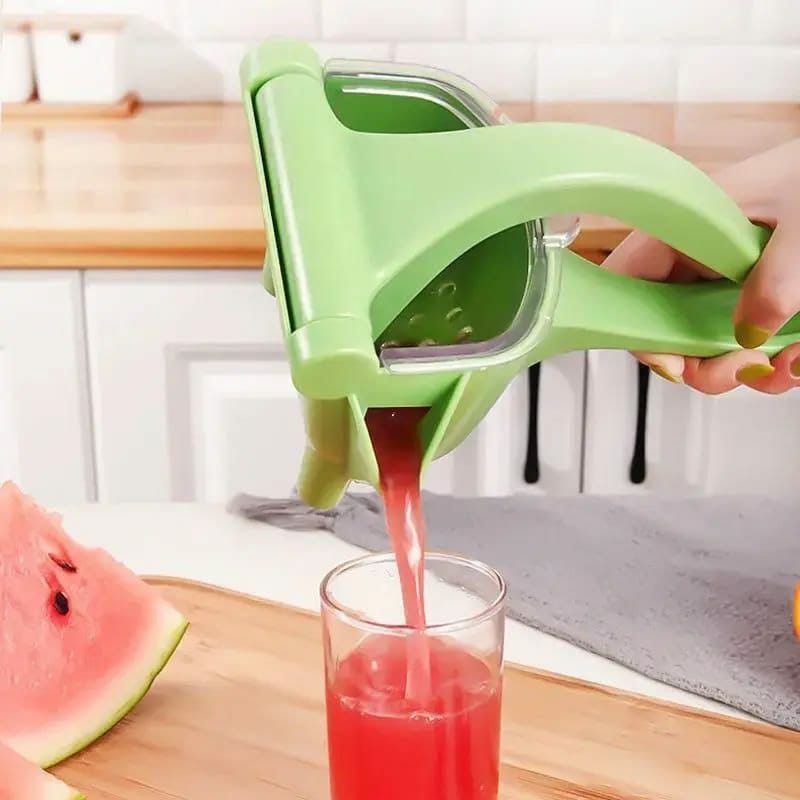 Multifunctional handheld juicer / squeezer